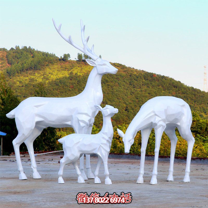 玻璃鋼梅花鹿雕塑，讓一家三口在公園戶外玩耍