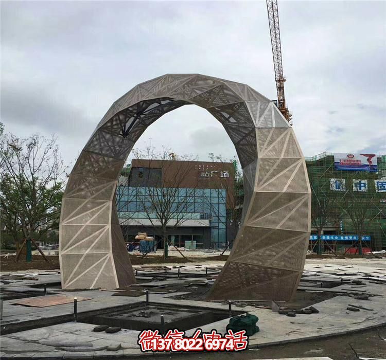 不銹鋼網(wǎng)格拱門雕塑，點(diǎn)綴廣場(chǎng)