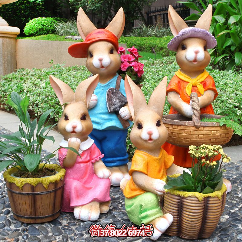 玻璃鋼彩繪兔子雕塑，為花園景區(qū)增添精彩