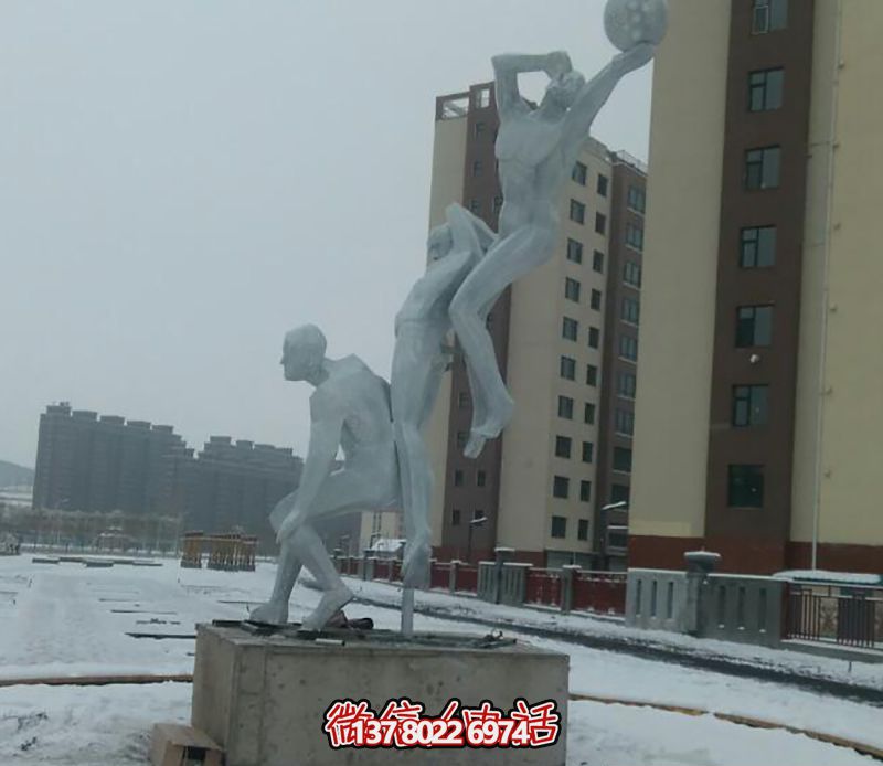 不銹鋼網(wǎng)格籃球場(chǎng)擺放雕塑，為小區(qū)廣場(chǎng)增添創(chuàng)意色彩