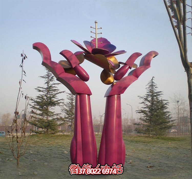 不銹鋼雕塑——用手捧花朵，點(diǎn)綴公園抽象美