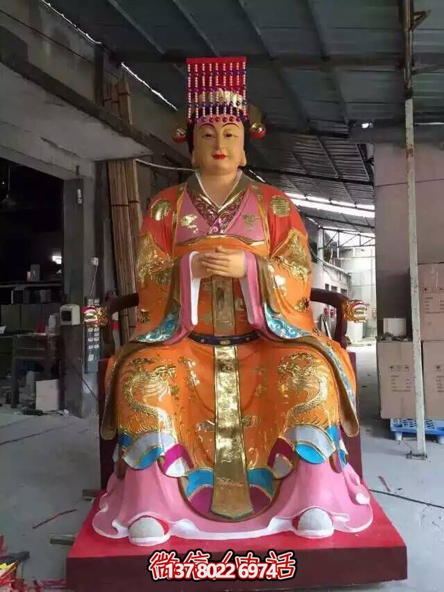 王母娘娘純銅雕塑，屹立于寺廟之中