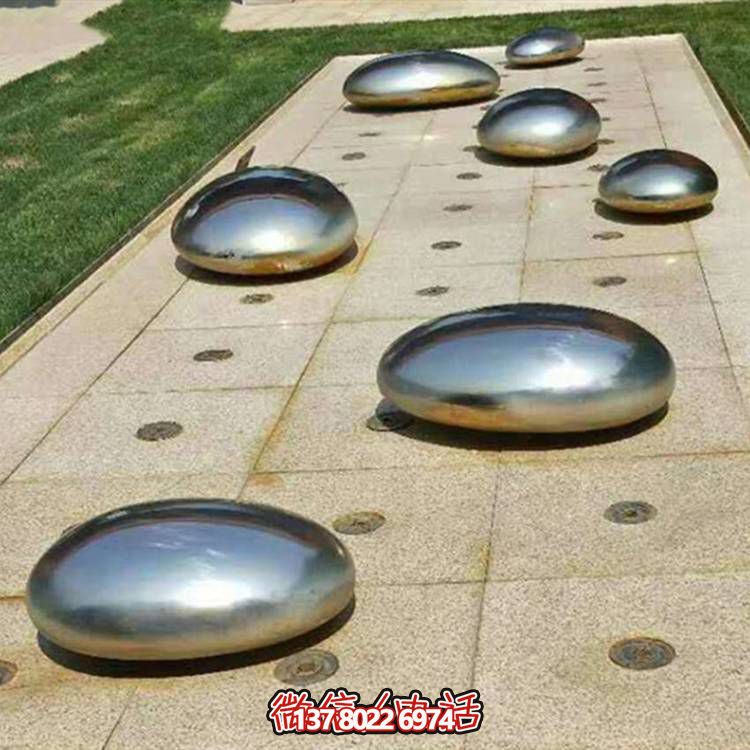 不銹鋼鏡面戶外噴泉水景擺件，以鵝卵石與雕塑裝飾