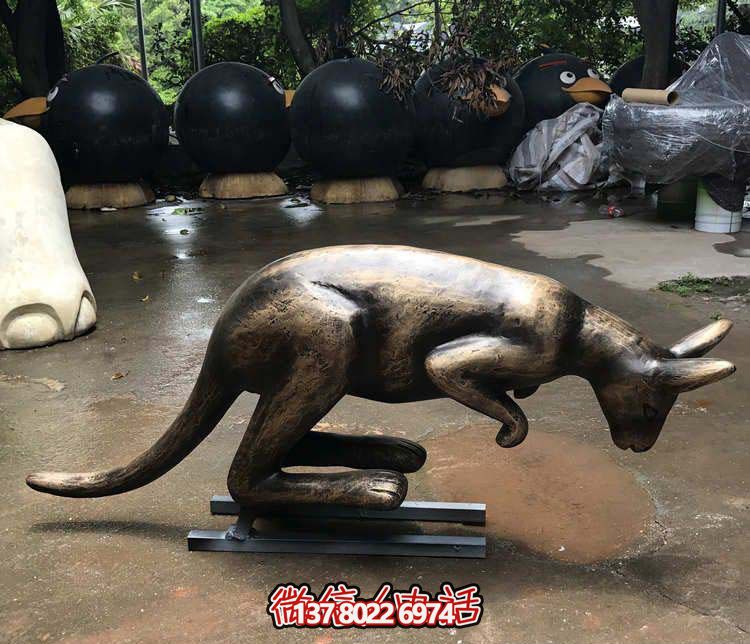 不銹鋼袋鼠雕塑，擺放于大型廣場