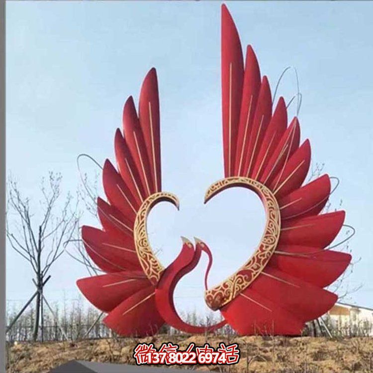 大型不銹鋼彩繪抽象鳳凰雕塑，為公園燈光亮化景觀