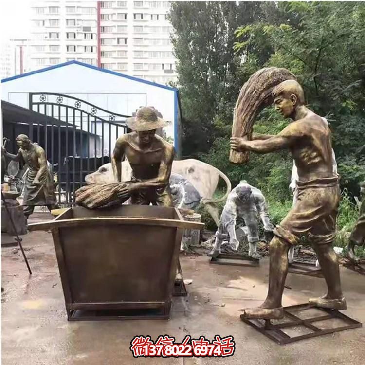 玻璃鋼仿銅農(nóng)耕人物雕塑，美化戶(hù)外景區(qū)