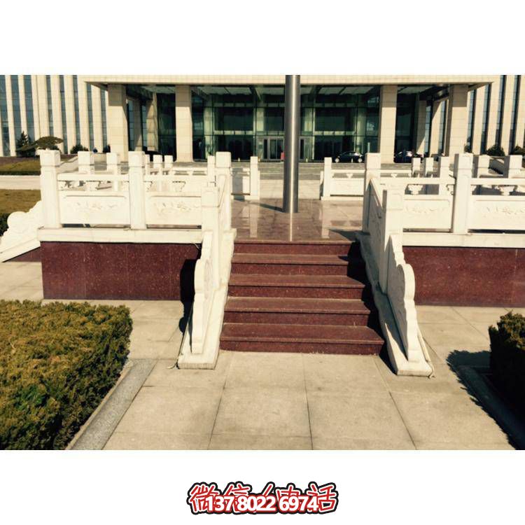 精美雕塑裝飾欄桿，增添學(xué)校廣場升旗臺(tái)象征意義