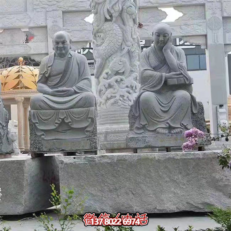 大型戶外石雕佛像雕塑，裝點美麗的寺院園林