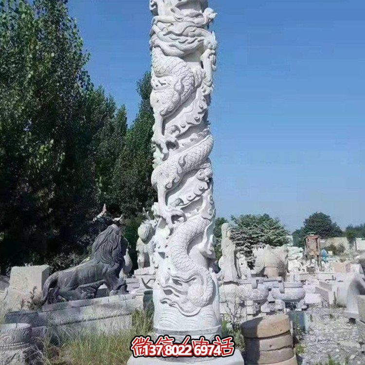 仿古石雕龍柱雕塑，為廣場增添古典魅力