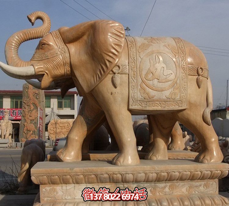 大型黃蠟石雕大象雕塑，為企業(yè)、酒店、景觀增添華麗風采