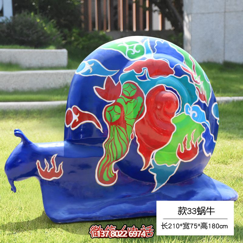 縮小的玻璃鋼彩繪蝸牛雕塑，地上擺放草