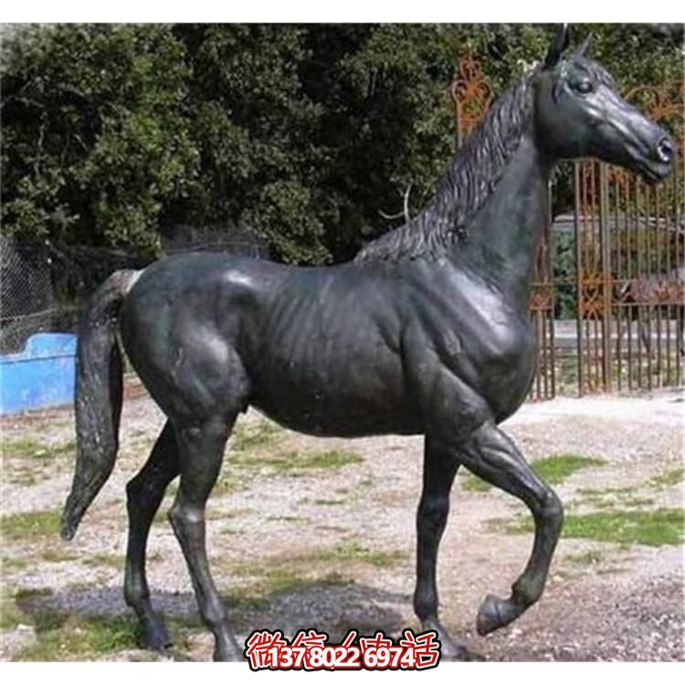 玻璃鋼仿銅馬雕塑，為園林廣場增添獨(dú)特魅力
