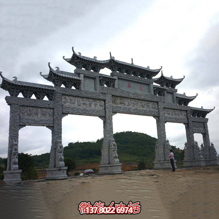 精美大型仿古青石雕刻門樓牌坊，為景區(qū)入口增添精彩