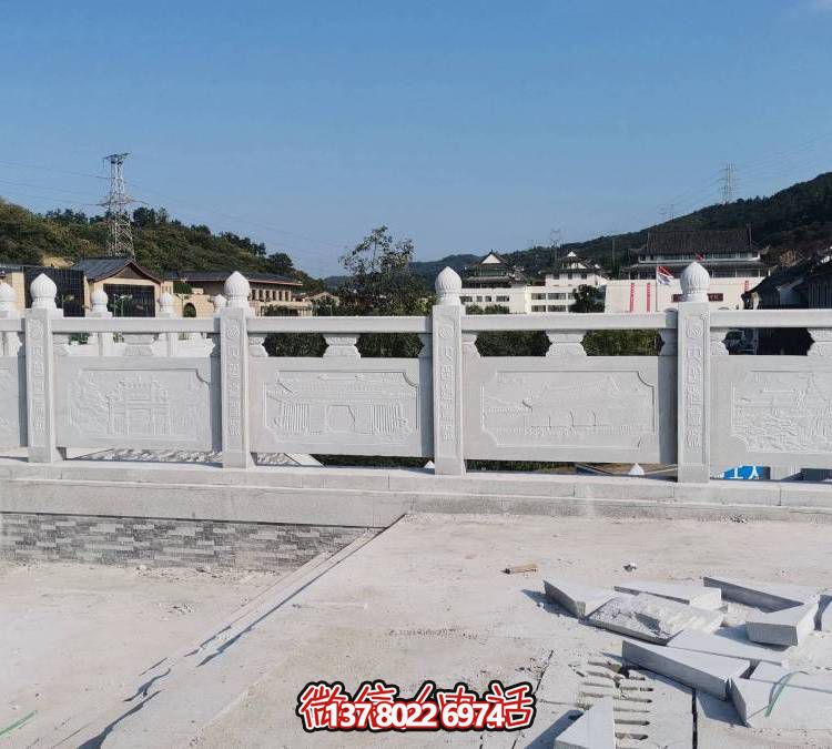 精美大理石雕塑，飾以圍欄的戶外河道裝飾