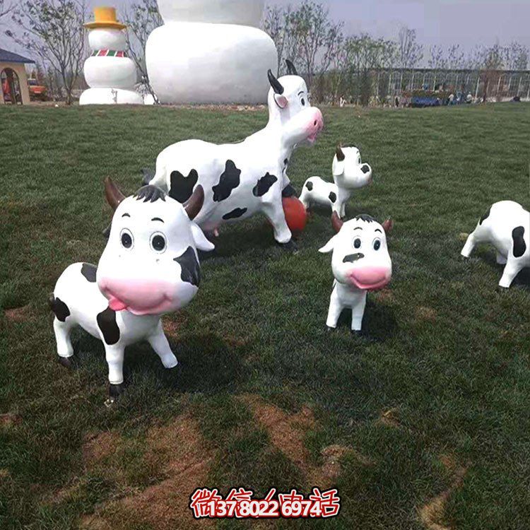 可愛(ài)小奶牛玻璃鋼雕塑，為戶(hù)外園林景觀(guān)增添獨(dú)特魅力