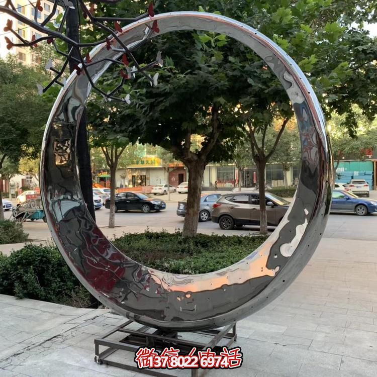 高級不銹鋼鏡面拋光圓環(huán)噴泉，為酒店會所戶外景觀雕塑增添絢麗色彩