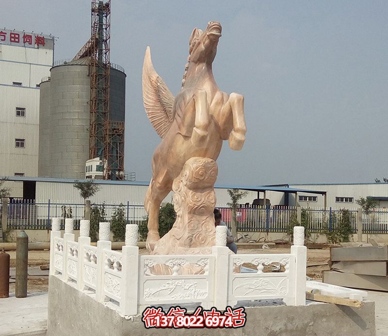 飛馬石雕創(chuàng)意雕塑，點綴廣場上的黃蠟石