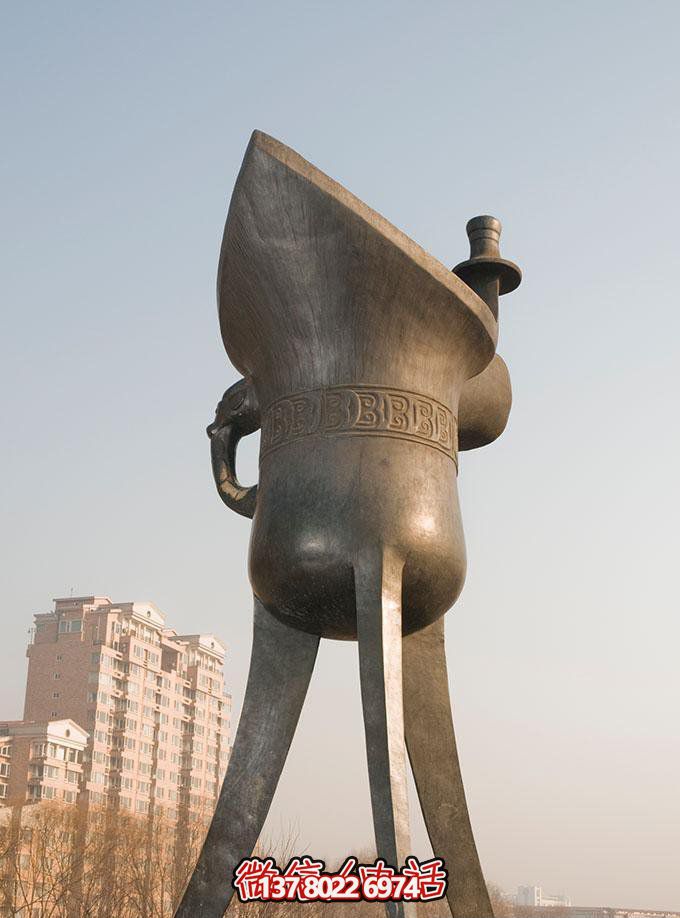 大型不銹鋼仿銅酒杯雕塑，傳承酒文化