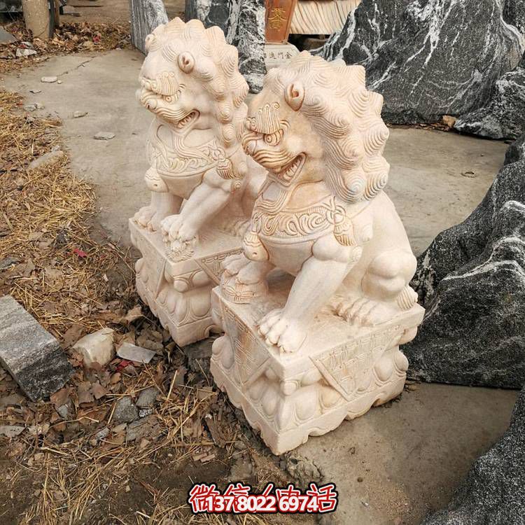精美大理石雕刻石獅子，為酒店門口添彩晚霞紅
