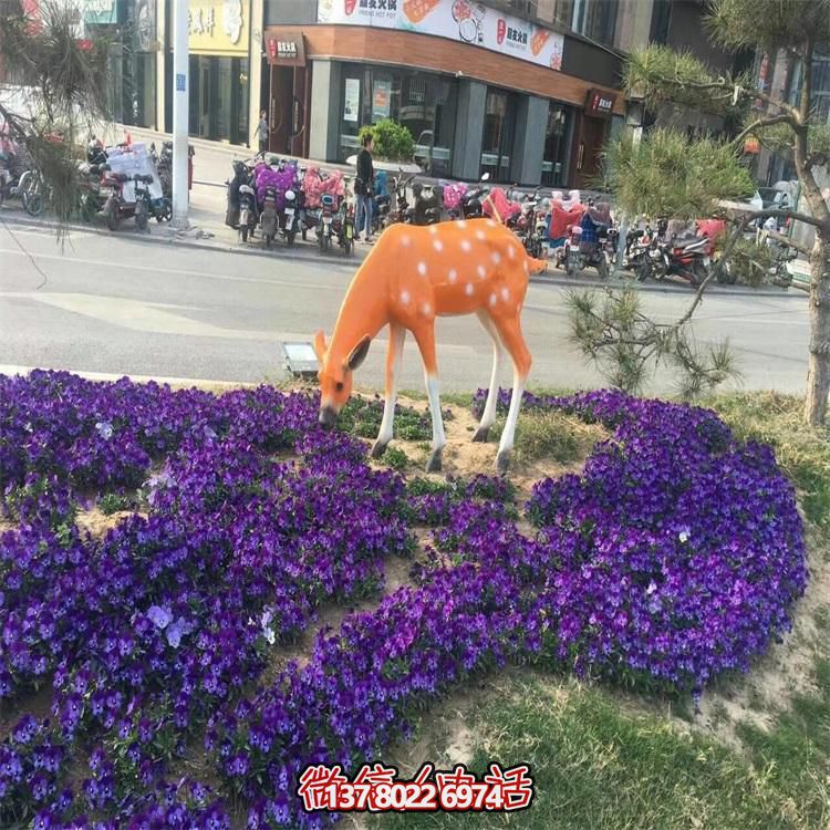 仿真鹿雕塑，在草叢中擺放，玻璃鋼打造