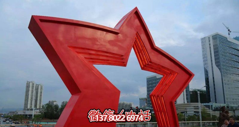 不銹鋼雕塑拱門，點綴景觀廣場