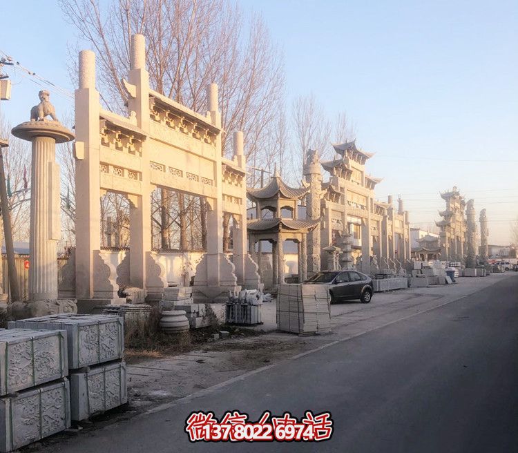 大理石門牌樓，點綴村莊入口