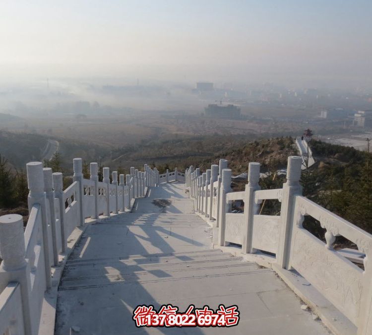 精致石雕護(hù)欄，漢白玉青石欄板點(diǎn)綴天然風(fēng)情