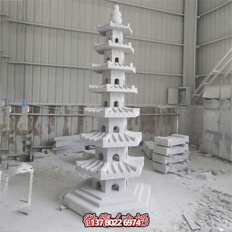 天然青石多層石佛塔，雕刻精美，為寺廟擺放