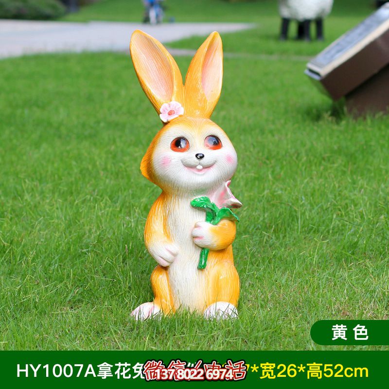 黃色樹脂兔子雕塑，室內(nèi)擺放只有一個