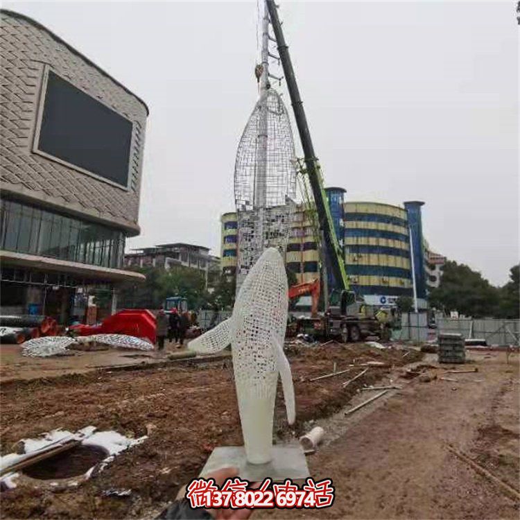 不銹鋼創(chuàng)意鏤空鯨魚雕塑，點綴園林景觀