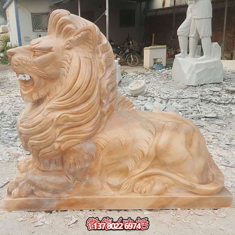 兇猛獅子紅石雕臥著雕塑，為公園景區(qū)添彩晚霞之美
