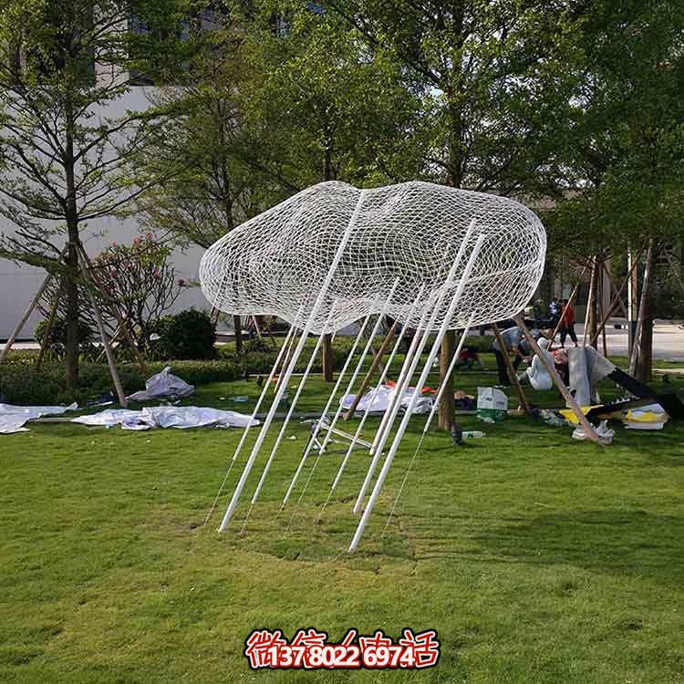 不銹鋼祥云雕塑，點(diǎn)綴美麗的戶外草坪