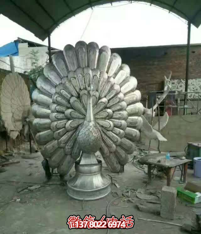 玻璃鋼孔雀雕塑，讓大型酒店里開(kāi)屏舊的神韻