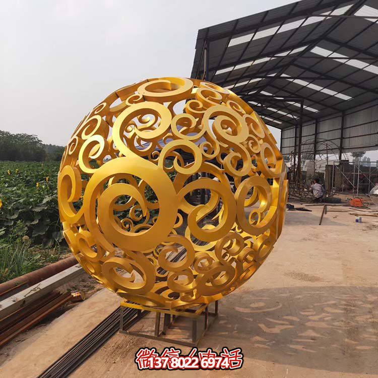 大型不銹鋼鏤空球雕塑，為園林景觀增添靈動之美