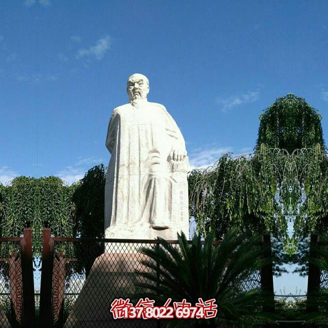 林則徐石雕塑，點(diǎn)綴校園廣場