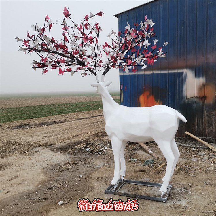 玻璃鋼雕塑梅花鹿，為戶外園林景觀增添抽象美感