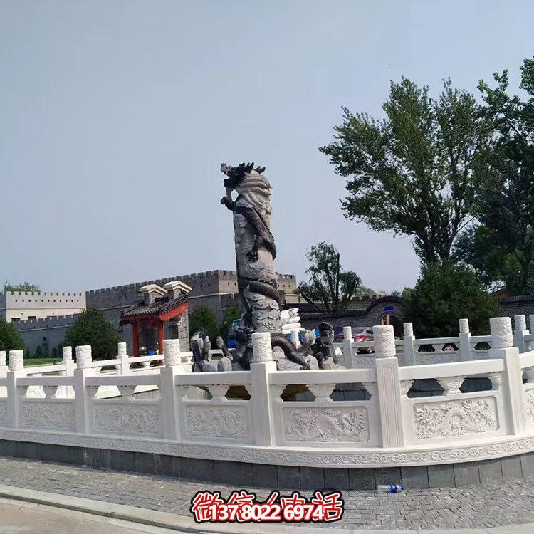 漢白玉石雕欄板，為景區(qū)水池提供防護(hù)及園林裝飾