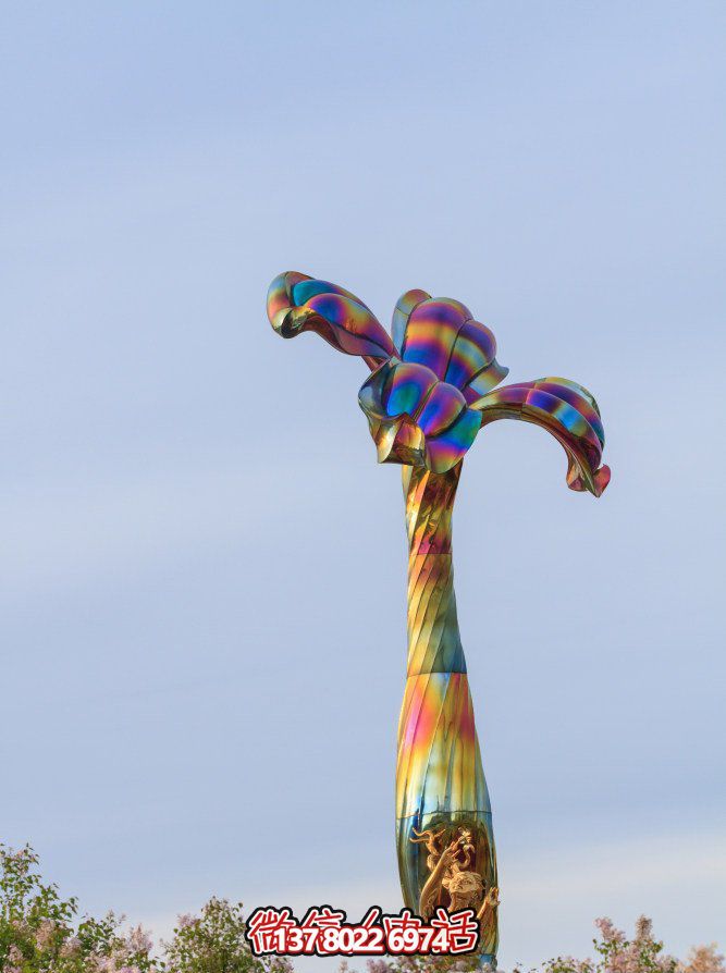 玻璃鋼藝術(shù)雕塑，點(diǎn)綴五彩花朵，為公園景觀帶來(lái)絢麗奪目的藝術(shù)氛圍