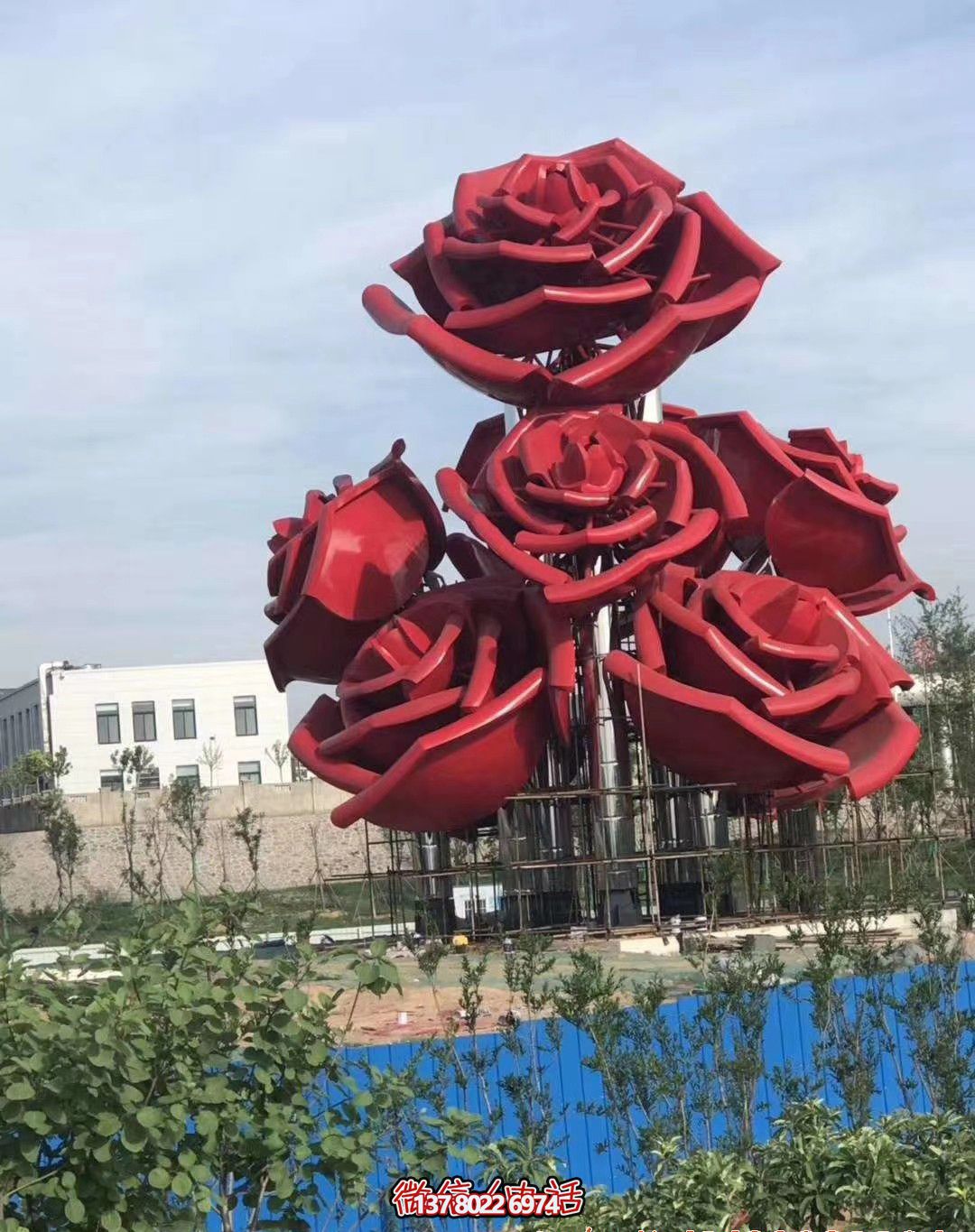紅色玫瑰不銹鋼創(chuàng)意雕塑——美化廣場(chǎng)，增添驚喜