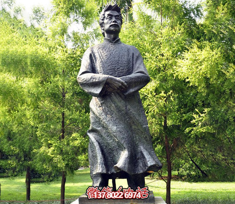 玻璃鋼魯迅人物雕塑，為公園景觀裝飾點(diǎn)綴