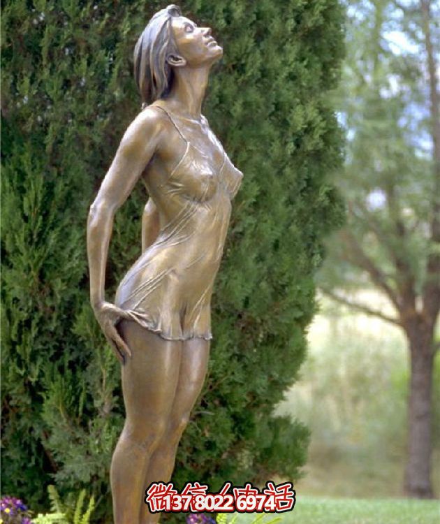 西方風格仿銅人物雕塑玻璃鋼擺放，為公園園林增添靈動之美