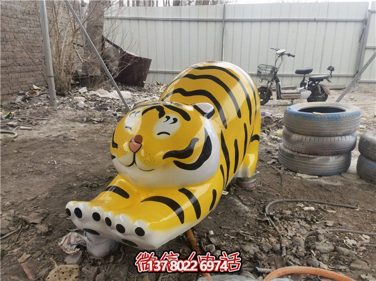 玻璃鋼彩繪抽象老虎雕塑，為幼兒園裝飾而生