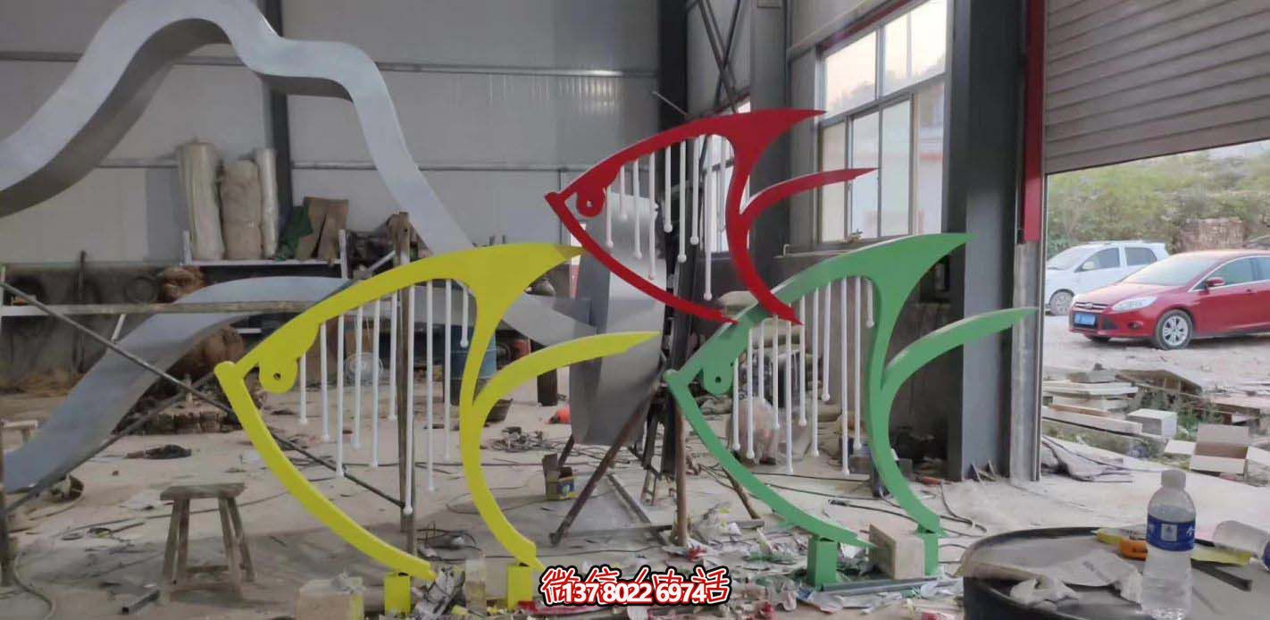 多彩變幻的草坪雕塑魚(yú)