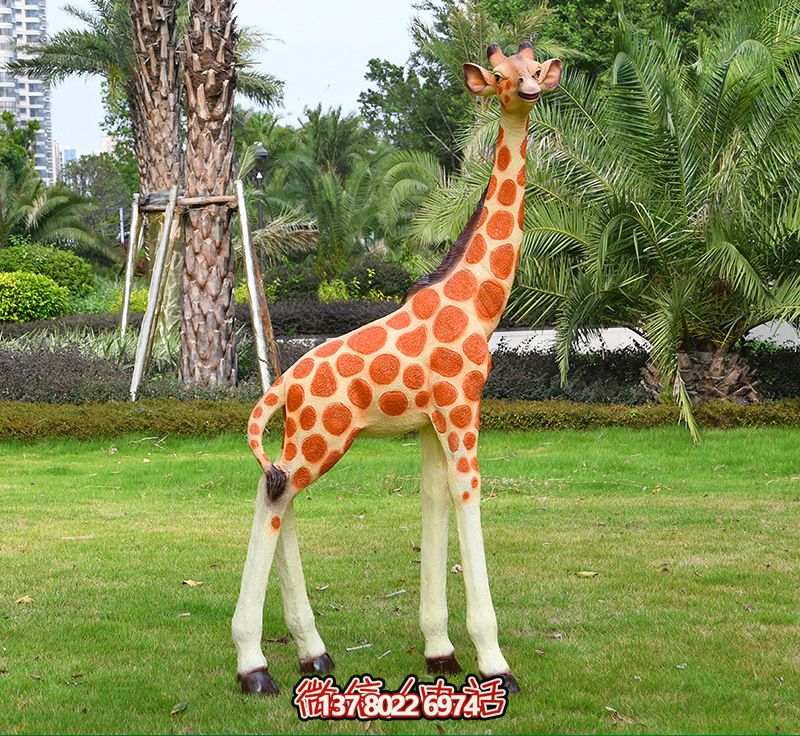 藝術(shù)化玻璃鋼仿真大型長(zhǎng)頸鹿雕塑，點(diǎn)綴綠色草坪，讓公園更加美觀