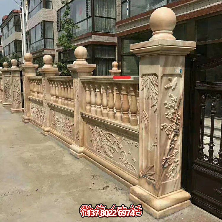 紅色浮雕圍墻欄板裝點別墅，守護晚霞之美