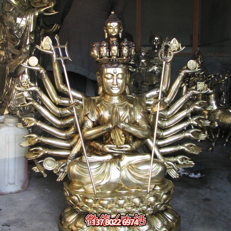 鎏金菩薩雕塑，供奉觀音祈福