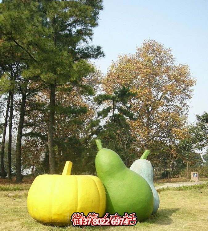 玻璃鋼雕塑，彩繪南瓜點(diǎn)綴戶(hù)外草坪