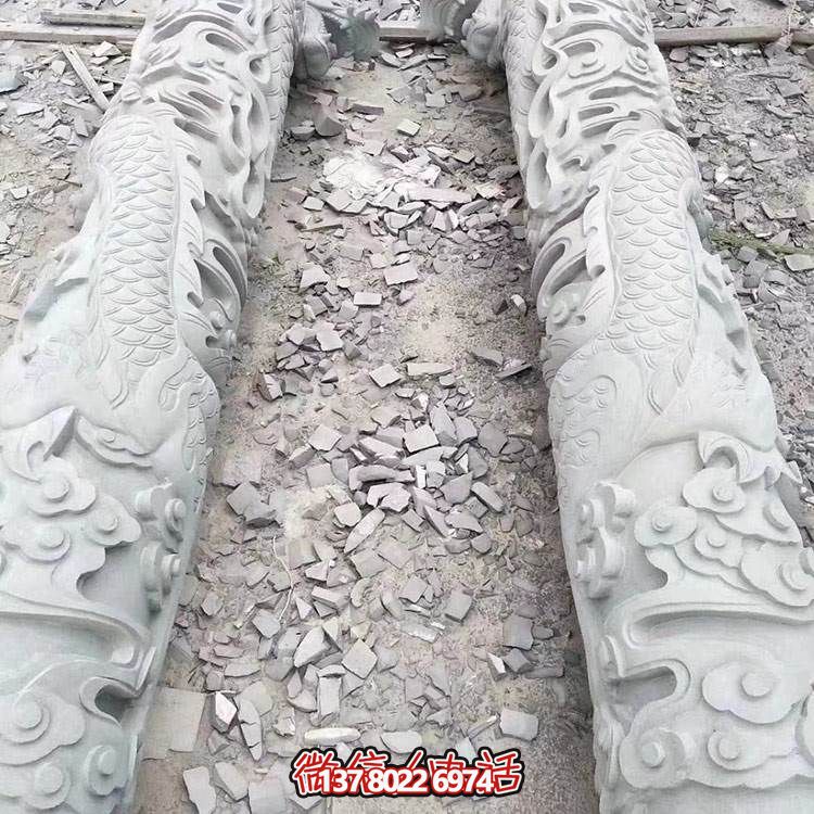 大型石雕龍柱，點綴園林景觀