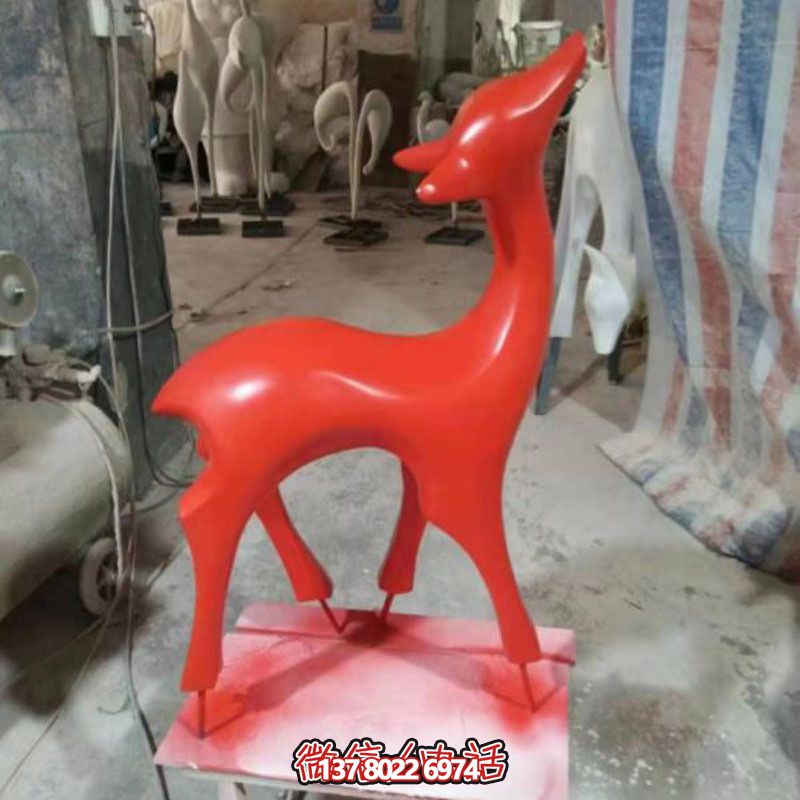 玻璃鋼制紅色梅花鹿雕塑，裝點(diǎn)別墅小區(qū)精致美觀