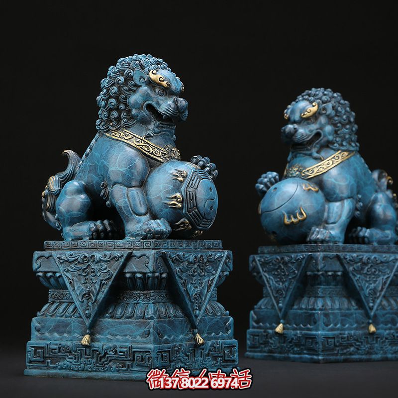 仿古青銅獅子雕塑，為景區(qū)創(chuàng)意增添古樸色彩